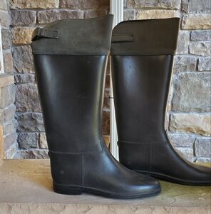 Naot gum boots wider calf